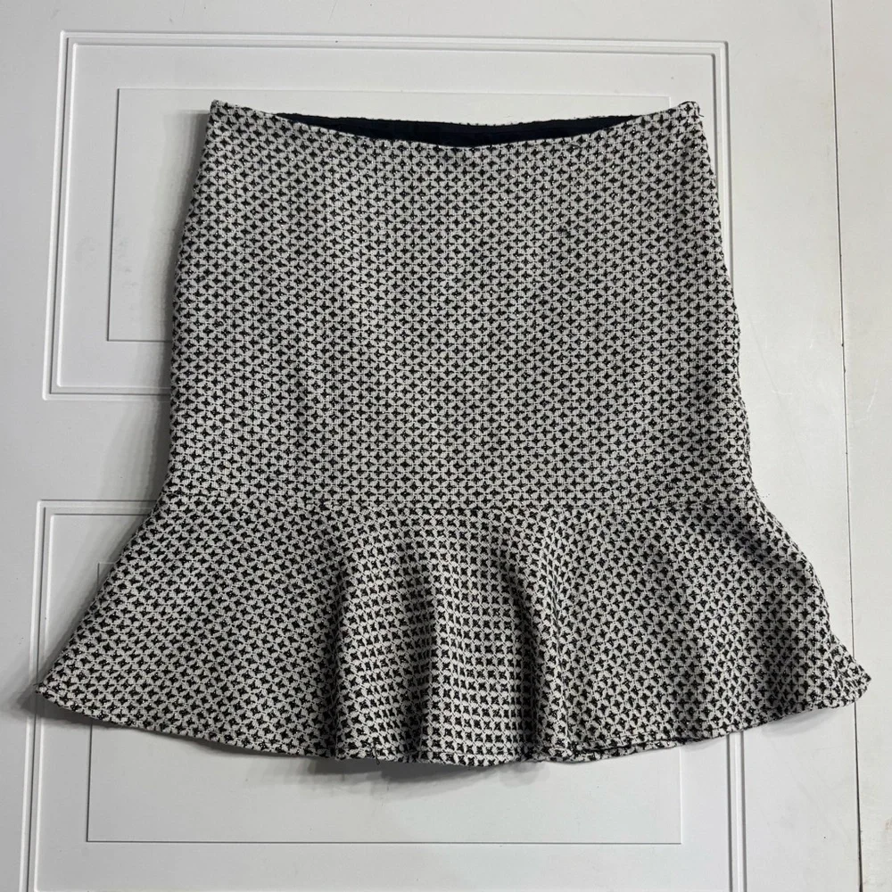 White House Black Market Wool Blend Black White Geometric Trumpet Skirt Sz 10 - Picture 1 of 7